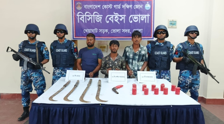 ১০টি  হাত বোমাসহ আটক ৩